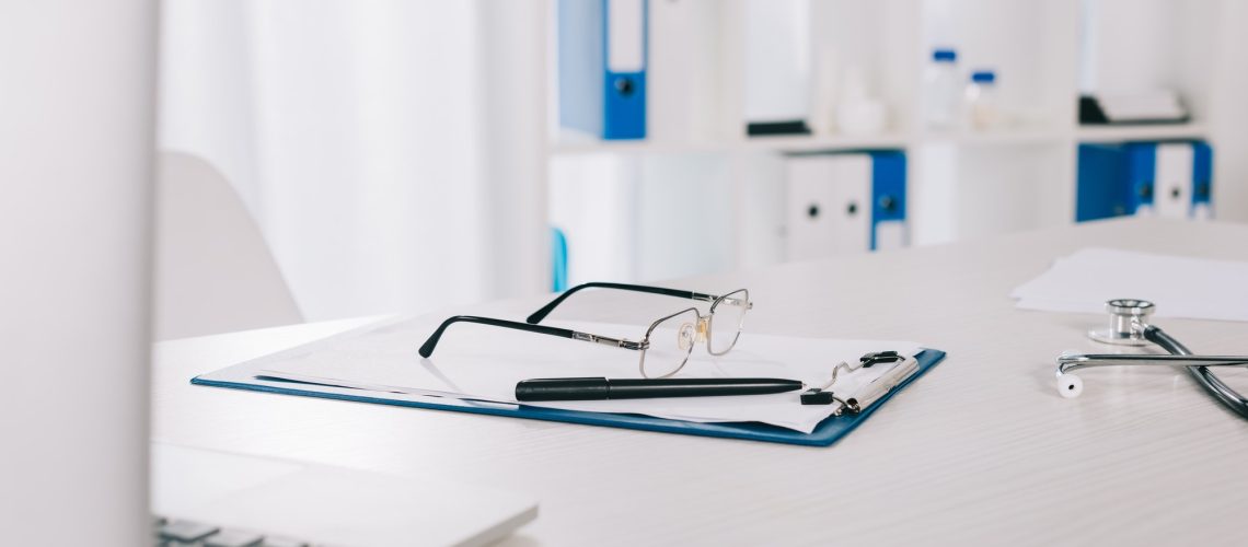 glasses-pen-clipboard